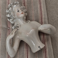 graa-hvidt-rokokofrisure-halvdame-til-naalepude-gammel-porcelaensfigur